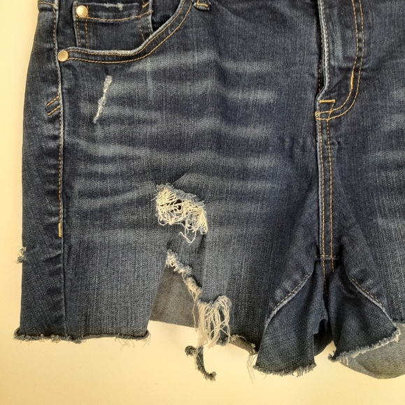 💥 EUC Torrid Boyfriend Distressed Dark Wash Jean Shorts - Picture 3 of 7
